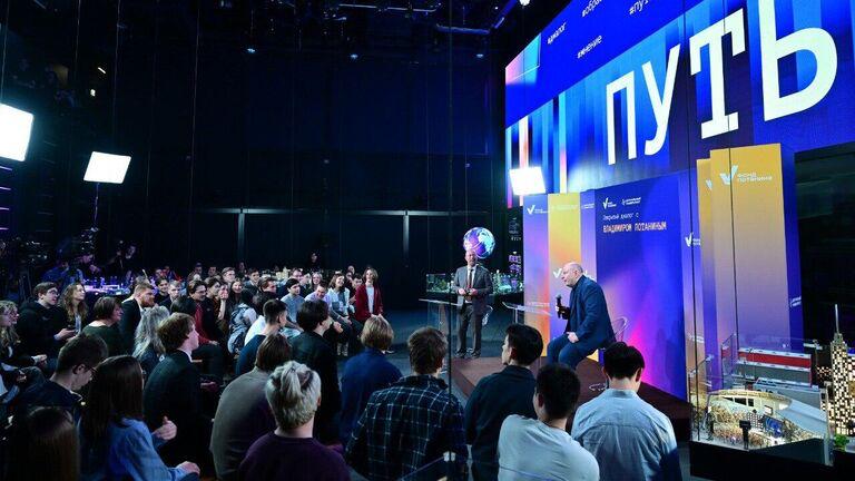 Владимир Потанин встретился со студентами Центрального университета Основатель «Интерроса» и известного благотворительного фонда ответил на вопросы студентов о том, как строить крупный бизнес, почему занимается благотворительностью и инвестирует в технологии и образование. Бизнесмен рассказал, что поддержал создание Центрального университета из-за инновационности идеи и направленности на воспитание лидеров и востребованных кадров. На такое мероприятие и я бы сходил… 1337