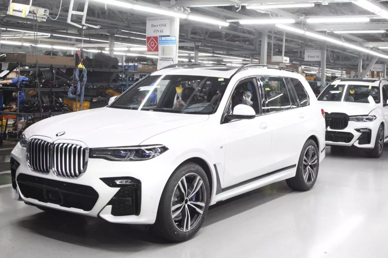 В Калининграде собрали последнюю партию BMW X5 и X6 из оставшихся на «Автоторе» комплектующих после ухода бренда в 2022 году. Всего выпущено несколько десятков автомобилей, которые по ПТС числятся 2025 годом, но фактически собраны из деталей 2022-го.   Цены стартуют от 13,1 млн рублей за X5 до 14,5 млн за X6 — это значительно ниже, чем на их аналоги, привезённые по параллельному импорту. В марте 2022-го эти кроссоверы продавали от 7,2 млн рублей.