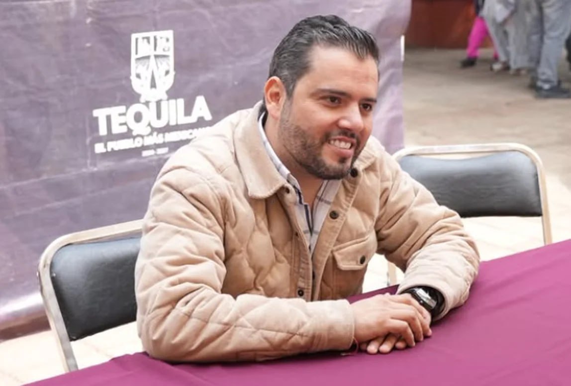 Мэра Текилы арестовали по обвинению в вымогательствах у местных производителей текилы и пива Об этом сообщил мексиканский министр безопасности Омар Гарсия Харфуч Сообщается что мэр Текилы вместе с сообщниками вымогал деньги у компании Becle крупнейшего в мире производителя текилы Компания подала жалобу на то что власти города назначили ей налог в 20 раз превышающий обычную ставку и незаконно наложили огромный штраф в размере 3 5 млн Вымогательствам подвергались и другие производители текилы и пива в городе Губернатор штата Халиско где находится Текила сообщил что жалобы на это подали как минимум десять компаний Отмечается также что Наварро был связан с Новым поколением Халиско одним из крупнейших наркокартелей в стране diego rivera navarro Подписывайтесь на Ъ в Telegram в MAX Оставляйте бусты