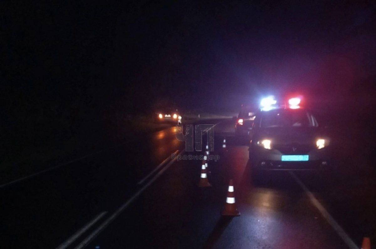 Вчера поздно вечером на трассе в Курганинском районе под колесами автомобиля погиб 46 летний местный житель Мужчина шёл по проезжей части около одной из станиц когда на него совершил наезд неизвестный автомобиль Неустановленный водитель даже не остановился дабы помочь сбитому человеку Вместо оказания помощи он предпочёл скрыться в неизвестном направлении