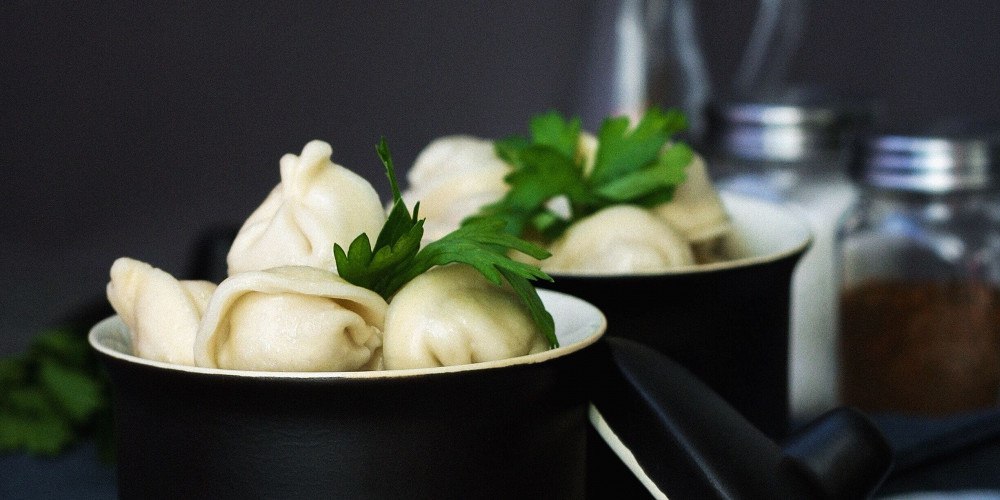 В России появится первая научная книга о пельменях Издательство Наука планирует выпустить Пельмени Феномен XXI века в 2027 году В книгу войдут свыше 40 рецептов из культур разных народов Сейчас в России насчитывается 28 видов пельменных изделий В их числе бурятские буузы калмыцкие береки мордовские чумары крымские юфахаши дагестанские курзе марийские подкогыльо и русские грибные кундюмы Принято считать что завернутый в круглую лепешечку углом фарш по Великому шелковому пути попал на Урал а затем и в Европу под разными названиями которые дали блюду местные народы К русским блюдо пришло от соседей удмуртов под названием пельнянь а во времена СССР распространились по всей огромной стране под названием пельмени сказал исследователь гастрономического туризма Олег Афанасьев Больше новостей в Daily News