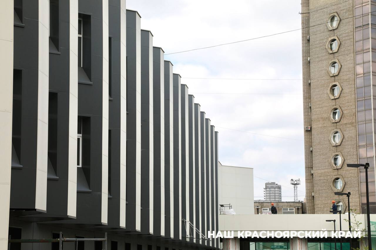 В новом сезоне часть постановок Красноярского музыкального театра покажут на других площадках С 1 июля большую сцену Музыкального театра закроют на капитальный ремонт. Он завершится в 2026 году. На это время спектакли будут ставить на малой сцене учреждения. А часть репертуара представят в Красноярском государственном театре оперы и балета, в красноярском драматическом театре имени А.С. Пушкина, филармонии и Сибирском государственном институте искусств.