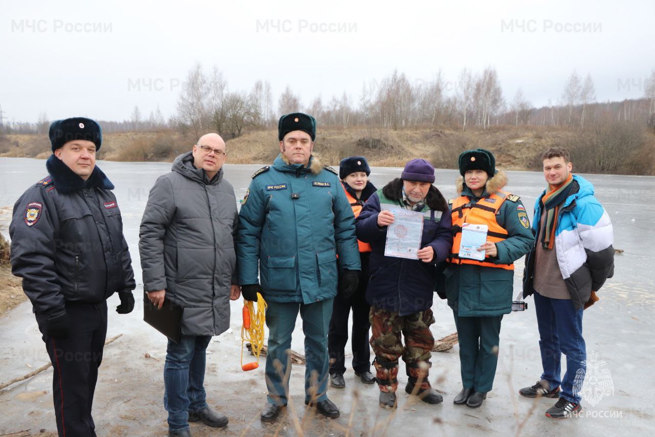 В Орле инспекторы ГИМС предупреждают об опасности выхода на лёд      Сотрудники МЧС России совместно со спасателями, полицейскими и администрацией города Орла напомнили жителям региона о безопасности у водоемов зимой.      Главная цель – предотвратить гибель людей на водоемах региона зимой.     ЗАПОМНИ    не оставляй детей без присмотра;   не выходи на тонкий лед;   лед непрочен в устьях рек и протоках, под мостами, вблизи деревьев и кустарников;   безопасная толщина льда для одного человека не менее 7 сантиметров;   заметил происшествие на воде - звони по телефонам  1  0  1  и 1  1  2  .    Ваша безопасность - ваша ответственность!