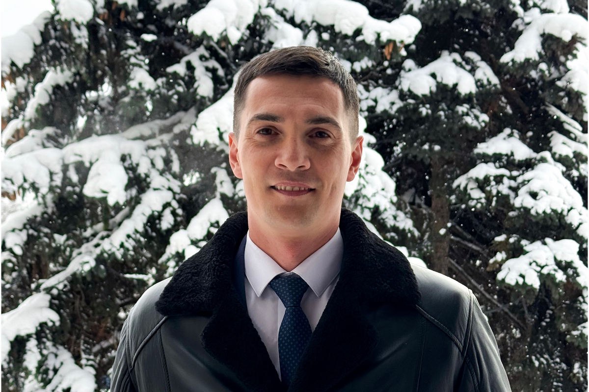 Роман Маслов может стать новым сенатором от Вологодской области Подавший сегодня 18 февраля в отставку глава Череповца Роман Маслов Единая Россия займет кресло сенатора Совета федерации от Законодательного Собрания Вологодской области которое стало вакантным после перехода вице спикера СФ Юрия Воробьева в Смоленскую область Об этом сообщает КоммерсантЪ со ссылкой на источник в региональном Правительстве Как пишет издание в скором времени Роман Маслов получит мандат депутата Законодательного Собрания необходимый для представления региона в верхней палате Дело в том что сначала прежде чем занять место в Совете федерации согласно официальной процедуре он должен стать депутатом ЗСО Утверждается что решение по кандидатуре нового сенатора принял губернатор области Георгий Филимонов который таким образом хочет усилить позиции Вологодчины на федеральном уровне Регион устанавливает четкие KPI которые обязаны выполнять сенаторы демонстрируя свою эффективность и личную лояльность главе региона добавил источник Коммерсанта В этой ситуации очевидно что власть делает ставку на уже зарекомендовавшего себя молодого энергичного политика Причем продвижение Романа Маслова властями Вологодской области в Совет федерации говорит о том что Совфед рассматривается ими как площадка для лоббирования интересов региона а вовсе не как почетная пенсия для региональных управленцев Ведь в случае перехода в Совет федерации Роман Маслов получает хороший шанс применить опыт своей работы в муниципалитете и проявить себя на более высоком уровне Вологда Регион 35ТВ в MAX