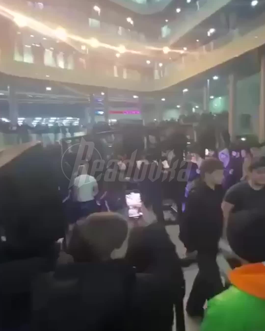 Массовая драка на турнире по MMA в ТЦ Сургута