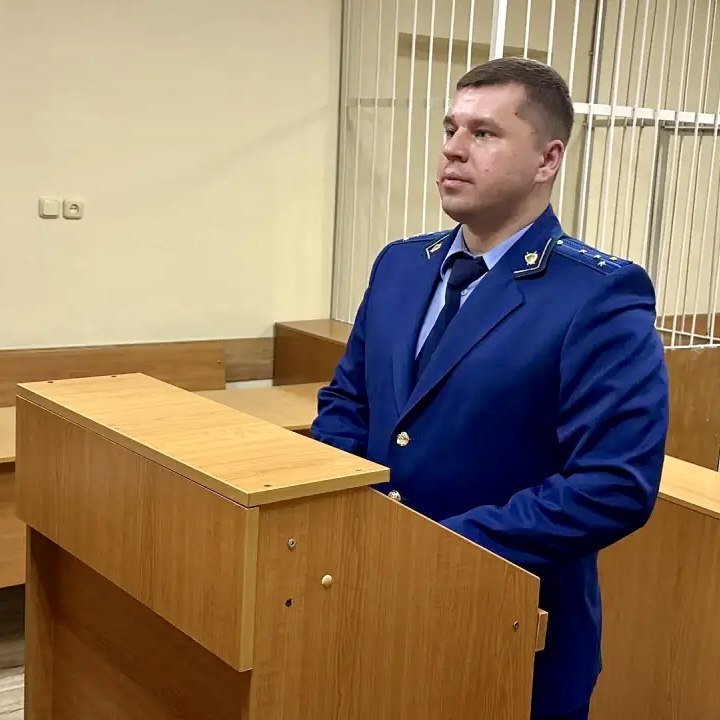 Житель Михайловска лишился свободы за покушение на особо крупное мошенничество Прокуратура Шпаковского района поддержала государственное обвинение по уголовному делу в отношении 42 летнего местного жителя Он признан виновным по ч 3 ст 30 ч 4 ст 159 УК РФ покушение на мошенничество в особо крупном размере В суде установлено что в марте 2025 года мужчина предложил знакомому за 2 млн рублей оказать содействие в снятии с имущества строительной организации обеспечительных мер наложенных в рамках рассмотрения арбитражным судом дела о банкротстве При этом подсудимый не намеревался выполнять обещание зная что влиять на решения принимаемые судебными приставами он не может Не имея возможности выполнить взятые на себя обязательства подсудимый планировал похитить денежные средства знакомого Однако довести свои преступные действия до конца злоумышленник не смог поскольку был задержан сотрудниками правоохранительных органов   С учетом позиции государственного обвинителя суд назначил подсудимому наказание в виде 3 лет 6 месяцев лишения свободы с отбыванием в исправительной колонии общего режима  Приговор не вступил в законную силу   Сайт  MAX ТG ВК ОК Обратиться в прокуратуру