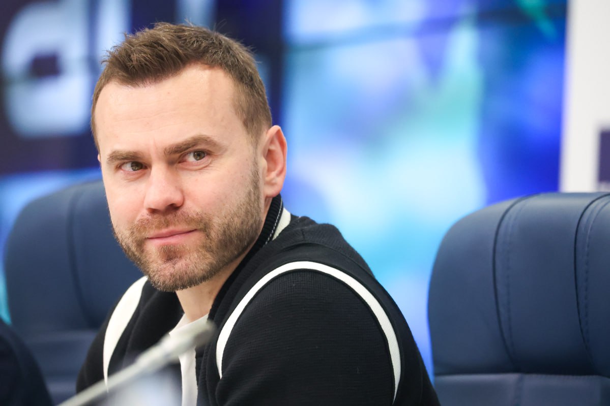 Акинфеев ответил на вопрос о работе тренером Вратарь московского ЦСКА Игорь Акинфеев заявил что пока не хочет становиться тренером но будет готов помочь клубу при необходимости Об этом 39 летний футболист сказал на пресс конференции посвященной выходу его автобиографии сообщает РИА Новости Акинфеев отметил что еще не заканчивает игровую карьеру Что будет в дальнейшем все узнают через полгода Тренером пока быть не хочу Пока Если я буду нужен клубу пожалуйста сказал вратарь Акинфеев добавил что всегда рядом если в какой то момент понадобится ЦСКА Global Look Press Подписаться на РБК Спорт