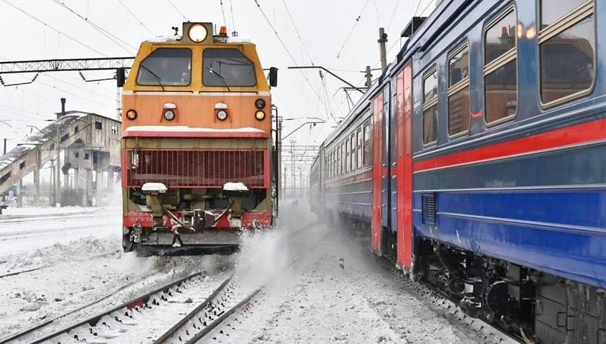 «Дочку» КТЖ оштрафовали в Астане за монопольно высокие цены на воинские перевозки  Дочернюю структуру национальной компании «Қазақстан темір жолы»  КТЖ  – АО «KTZ Express» оштрафовали в Астане за монопольно высокие цены на воинские перевозки, сообщает пресс-служба агентства по защите и развитию конкуренции  АЗРК .  По данным агентства, в 2021 году компанией были установлены монопольно высокие цены на транспортно-экспедиторские услуги для воинских перевозок.  "В ходе расследования выявлено, что экспедиторские комиссии, установленные обществом, превышали допустимые нормы, достигая 30% от себестоимости перевозок по территории Казахстана",  – отметили в ведомстве.  Отмечается, что иногда экспедиторские комиссии, установленные обслуживающих предприятием, превышали допустимые нормы, достигая 30% от себестоимости перевозок по территории Казахстан. "По итогам рассмотрения дела в специализированном межрайонном суде по административным правонарушениям, компании назначен штраф в размере 853 379,7 тенге с конфискацией монопольного дохода в размере более 10,114 млн тенге  постановление суда вступило в законную силу ",  - сообщает агентство по защите и развитию конкуренции.