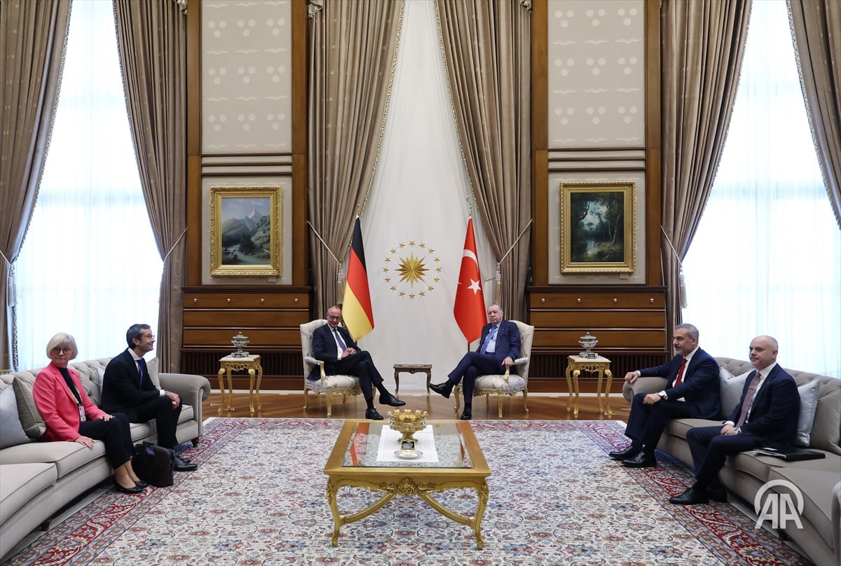 Лидеры Турции и ФРГ провели встречу в расширенном составе Президент Турции Реджеп Тайип Эрдоган и канцлер Германии Фридрих Мерц провели переговоры в расширенном составе с участием делегаций двух стран С турецкой стороны на переговорах присутствовали министр иностранных дел Хакан Фидан и главный советник президента по внешней политике и безопасности Акиф Чагатай Кылыч Подробнее на нашем сайте v aa com tr 3730729 24 7 в сутки с Агентством Анадолу