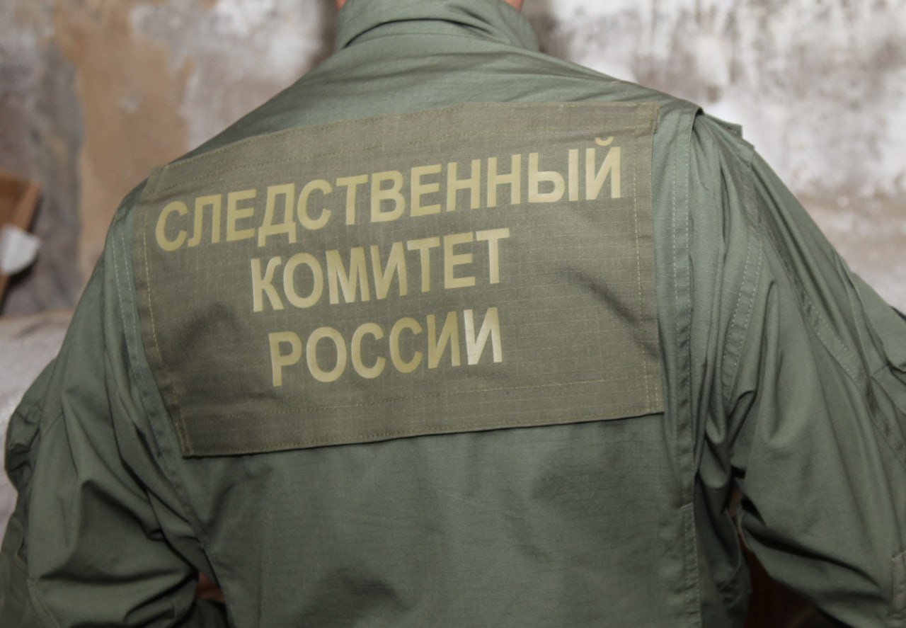 В Новотроицке рабочего насмерть придавило бетонной плитой Происшествие случилось вчера 23 сентября на заводе по производству неорганических химических веществ Мужчина попавший под упавшие плиты скончался на месте Ещё один человек получил травмы и отправлен в больницу Орска На месте работают следователи Возбуждено уголовное дело о нарушении требований охраны труда Подписывайся на UTV Оренбуржье