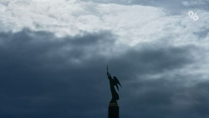 Штормовое предупреждение продлили на Ставрополье до 20 мая Ливни с грозой, градом и сильным ветром до 20-25 м/с ожидаются местами по краю, сообщает ПАСС СК со ссылкой на РС ЧС. «Существует вероятность возникновения ЧС, связанных с увеличением количества ДТП, повреждением кровли, остекления зданий, слабо закрепленных конструкций, рекламных щитов и деревьев. Будьте осторожны! Номер вызова экстренных оперативных служб –112», — добавили в ведомстве.