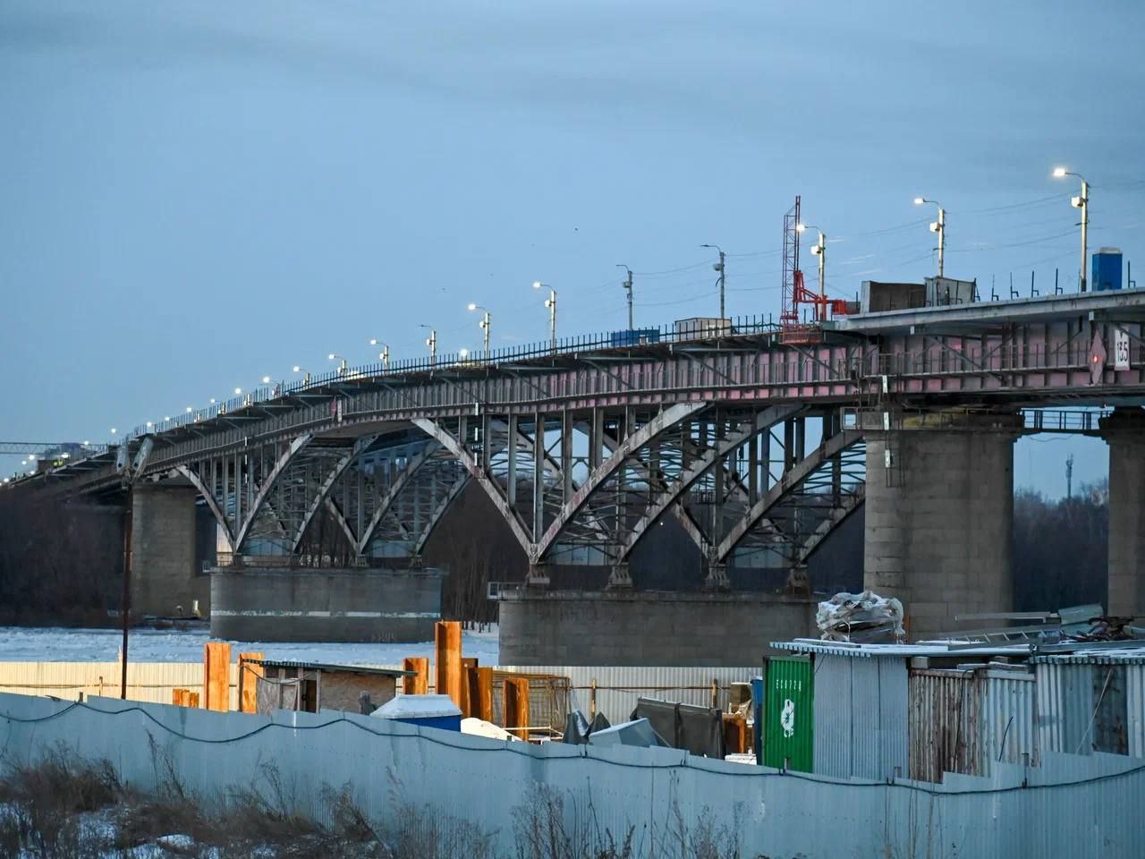 Губернатор Хоценко и мэр Шелест проверили ход капремонта моста у Телецентра В Омске продолжается капитальный ремонт моста имени 60 лет ВЛКСМ Сегодня 8 декабря ход проводимых здесь работ проверили губернатор Омской области Виталий Хоценко и мэр города Сергей Шелест По словам Хоценко работы на мосту ведутся активно В то же время губернатор поручил мэрии Омска плотнее взаимодействовать с подрядчиком Отдельно глава региона попросил держать на особом контроле трудовые отношения со строителями Мэр Омска в свою очередль сообщил что переключение движения по обновленной части моста произойдет в период новогодних каникул