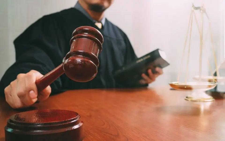 Бывший начальник орловской колонии предстанет перед судом по делу о злоупотреблениях Управление Следственного комитета России по Орловской области завершило расследование уголовного дела в отношении бывшего начальника исправительной колонии №5 ИК-5 регионального УФСИН Романа Чиркова. Ему предъявлено обвинение в превышении должностных полномочий по пункту «е» части 3 статьи 286 УК РФ, предусматривающей наказание до десяти лет лишения свободы. По данным следствия, с декабря 2023 года по март 2024 года Чирков разрешал одному из осужденных проносить продукты питания и другие вещи без оформления необходимых документов. Кроме того, он на несколько дней освободил этого заключенного от работы по медицинским показаниям. Сам обвиняемый вину не признал. Уголовное дело направлено в Урицкий районный суд.