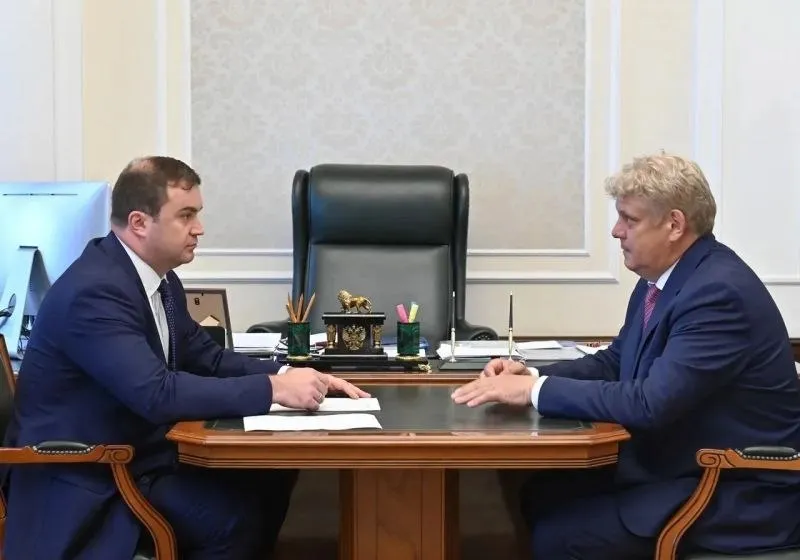 Полпред Серышев и губернатор Хоценко обсудили культуру и безопасный детский отдых В Омской области сегодня работает полпред президента РФ в СФО Анатолий Серышев Он провел встречу с губернатором Виталием Хоценко Среди рассмотренных вопросов модернизация инфраструктуры детского отдыха Новые модульные корпуса в этом году появятся в Омском и Тарском районах А всего летний отдых охватит 65 тыс детей Хоценко и Серышев также обсудили посевную кампанию которая уже ведется в большинстве районов региона Отдельное внимание уделено статусу Культурной столицы В рамках этого статуса в регионе запланировано более тысячи мероприятий БК55 в MAX