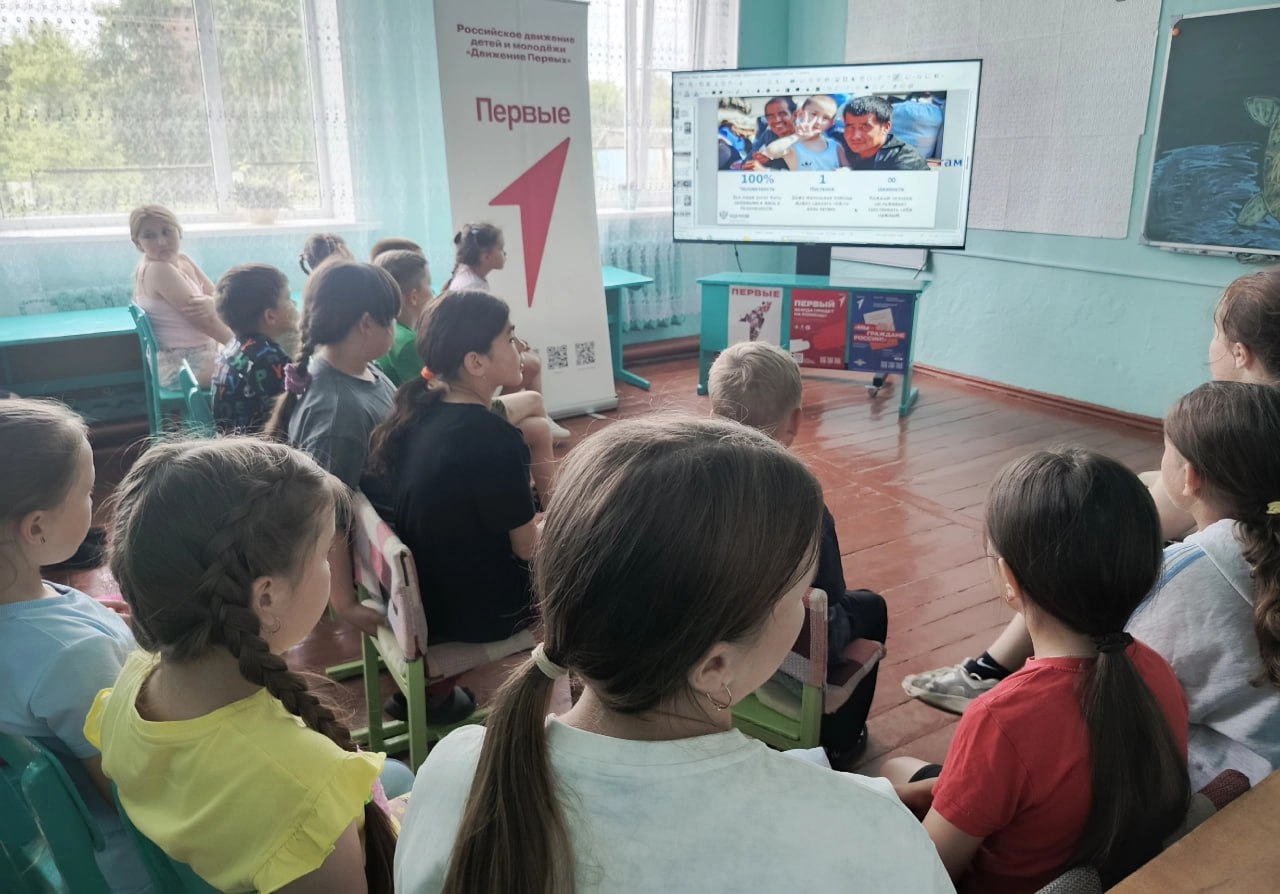Федеральное агентство по делам национальностей заставляет школы Челябинской области показывать детям многонационалочку ФАДН назвали это просветительской акцией "Дети многонационального народа России"! Например, эта школа даже отчиталась у себя на страничке в ВКишлаке. А на днях стало известно, что другая школа в Челябинской области выставила русских детей нацистами прямо под День защиты детей при поддержке вредителей из ФАДН. К чему готовят наших детей? Сварогов Квадрат Прислать вестку