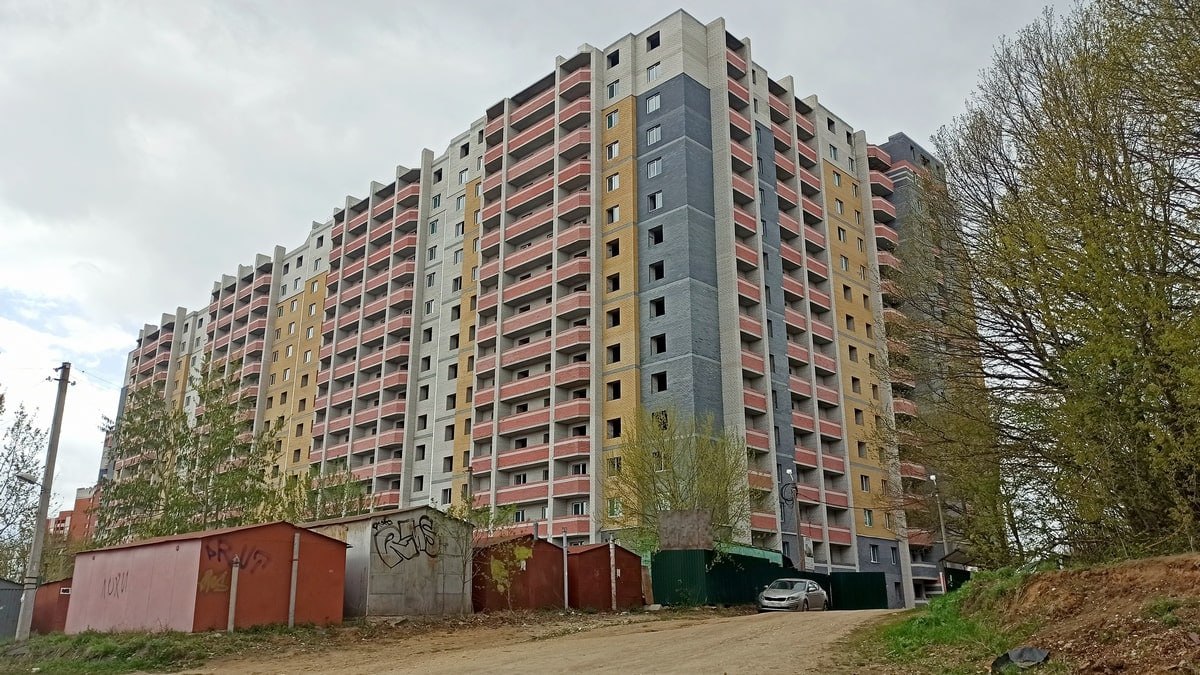 Нового застройщика ЖК Дуброва парк судят за мошенничество Жилой комплекс Дуброва парк во Владимире обещают достроить в этом году Работы ведет компания Мегаполис которой руководит бизнесмен Роман Галыбин И его так же как и предыдущего застройщика обвиняют в мошенничестве Напомним изначально ЖК Дуброва парк строила фирма Игоря Другова Интерстрой плюс На Другова в итоге возбудили уголовное дело о мошенничестве в особо крупном размере со средствами дольщиков Сейчас расследование завершено и дело вскоре должно быть передано в суд Гендиректор ООО Мегаполис Роман Галыбин уже находится на скамье подсудимых причем обвиняют его по той же статье что и Другова часть 4 статьи 159 УК РФ Остается надеяться что судебный процесс в отношении гендиректора компании застройщика не повлияет на завершение ЖК Дуброва парк Подписаться