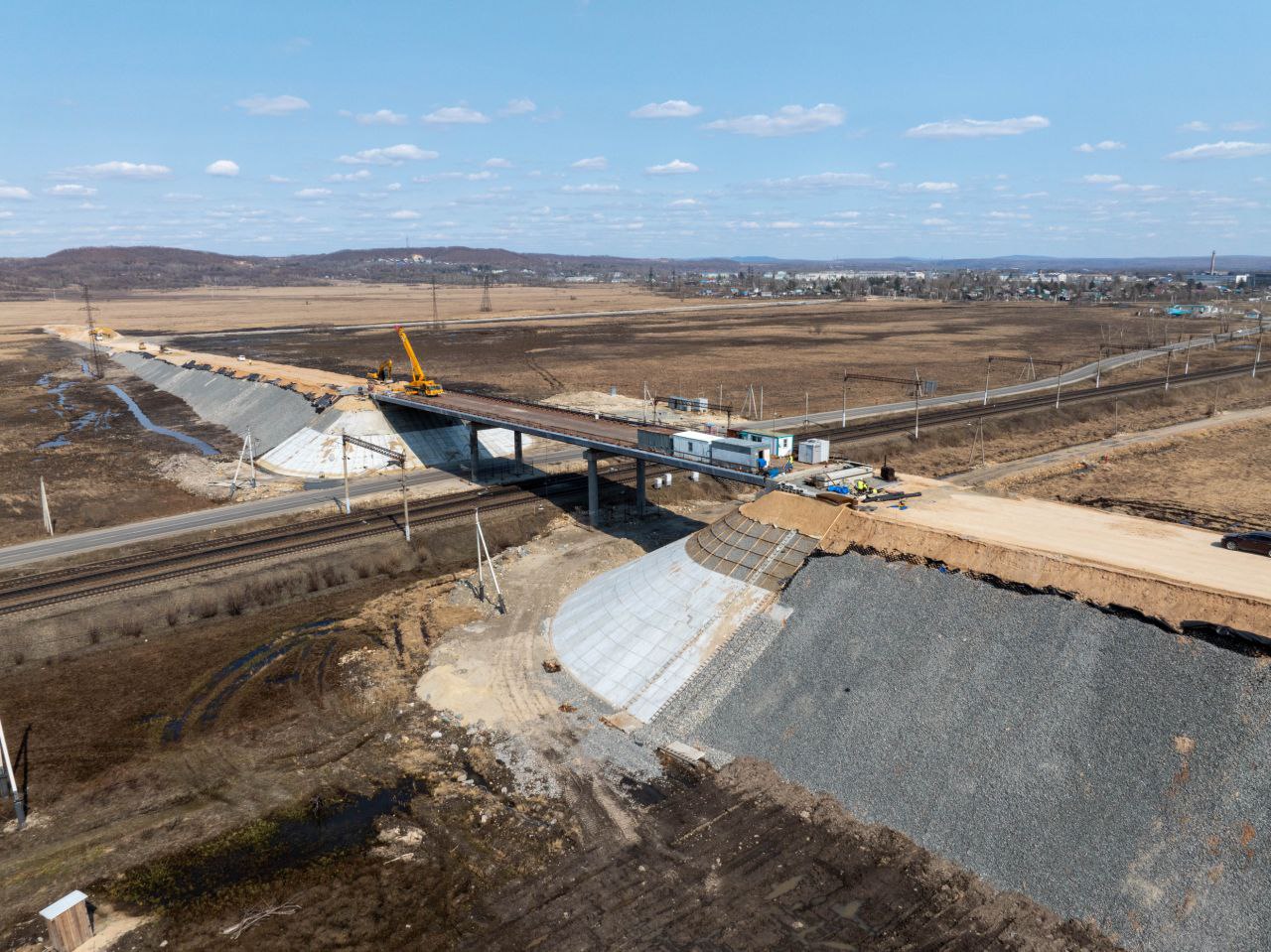 В поселке Новобурейском после зимы на путепроводе возобновилась стройка. Сейчас специалисты Бамтоннельстрой-Мост уже монтируют металлоконструкции мостовой части, устанавливают водоотведение и защитные ограждения, укрепляют конусы моста. Особое внимание в этом году на примыкания путепровода к подъездным дорогам. В ближайшие дни дорожники начнут обновление асфальта на улице Лесной. Поэтому на этом участке дороги будет временно перестроено движение транспорта. Подписывайтесь и следите за новостями Амурского Минтранса