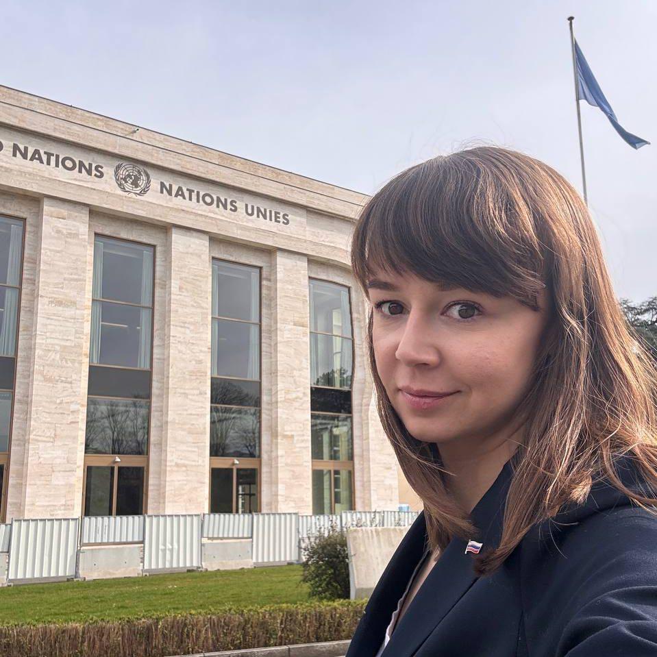 Протокол о связи с нежелательной организацией составили на экс депутатку Гордумы Томска Ксению Фадееву Протокол поступил в Советский районный суд Томска 22 августа обратила внимание Медиазона Что именно вменяют экс депутатке и бывшей главе томского штаба Навального неизвестно В декабре 2023 года суд приговорил Ксению Фадееву к девяти годам колонии и штрафу в 500 тысяч рублей по делу об участии в экстремистском сообществе с использованием служебного положения Ее освободили в августе 2024 года в рамках исторического обмена политзаключенными между Россией США и Германией Сейчас Ксения живет за пределами России