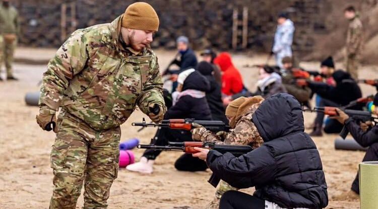 ‍ На Украине планируют воспитывать детей в духе национального сопротивления начиная с 14 лет, сообщает Министерство обороны страны.  • Обучение будет включать участие в военно-патриотических играх, таких как «Сокол» и «Джура». • Также дети будут изучать обновленный курс «Защита Украины». • В высших учебных заведениях отменят традиционную военную подготовку, заменив её курсом «Основы национального сопротивления», который не предполагает присвоение военной специальности.