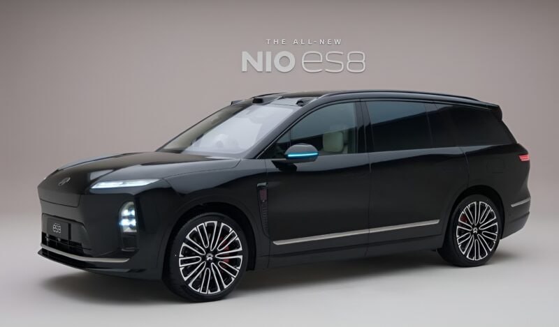 NIO готовит новый внедорожник NIO начала предварительные продажи большого электрического внедорожника NIO ES 8 Компания NIO начала предварительные продажи своего большого электрического внедорожника NIO ES 8 Новинку оценили в 416 800 юаней 57 000 Поставки автомобиля покупателям начнутся в конце сентября Машина стала шире и длиннее по сравнению с автомобилем предыдущего поколения Теперь длина автомобиля составляет 5280 мм Автомобиль будет предлагаться в шестиместной и семиместной комплектации Автомобиль оборудован проекционными фарами с Читать на сайте ИА Бизнес код NIO Авто