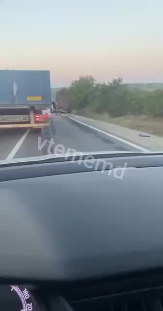Столкновение грузовиков на Балканском шоссе в Гратиештах: трое пострадавших