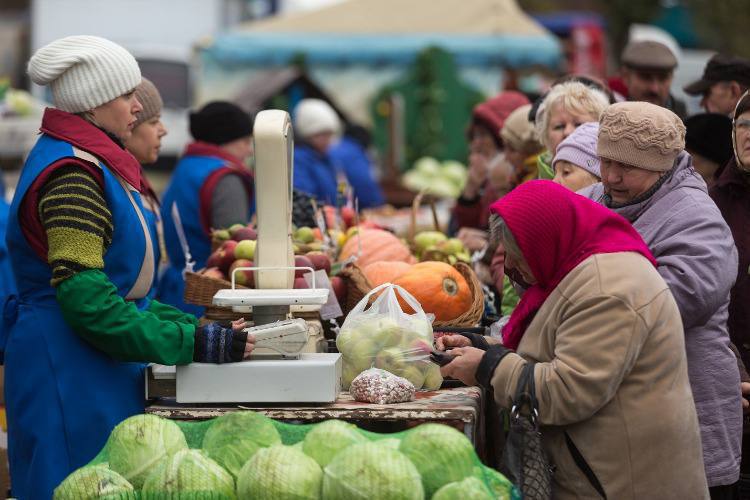 С 15 марта в Казани стартуют сельхозярмарки  Сельхозярмарки продлятся по 27 апреля. Режим работы ярмарок – с 6 до 13 часов. Цены на ярмарках будут в среднем на 15% ниже рыночных.   Где пройдут ярмарки   рассказали тут