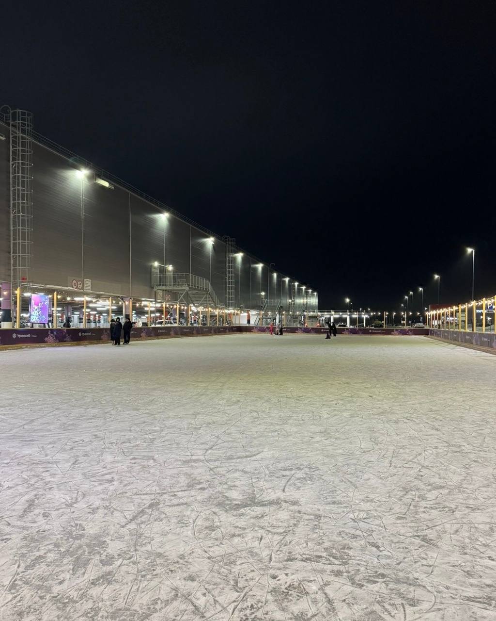 В МЕГА Парке открылся каток Просторный каток на открытом воздухе Время катания не ограничено а также есть прокат коньков Режим работы Пн Чт с 14 00 до 21 00 Пт с 14 00 до 22 00 Выходные и праздничные дни с 12 00 до 22 00 Взрослым 350 с прокатом 450 Детям студентам пенсионерам 250 с прокатом 300 Семье с 1 ребенком 900 Семье с 2 детьми 1000 Куда пойти в Уфе Узнай тут новости места