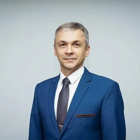 Юрий Трофимов назначен ректором ИрГУПС Кандидат технических наук доцент Юрий Анатольевич Трофимов назначен ректором Иркутского государственного университета путей сообщения на пятилетний срок Соответствующий приказ подписан в Федеральном агентстве железнодорожного транспорта 28 апреля 2026 года Свою карьеру в университете Юрий Анатольевич начал в 1999 году с должности лаборанта постепенно пройдя путь до проректора С 2018 по 2021 год возглавлял Детскую Восточно Сибирскую железную дорогу Вернувшись в ИрГУПС занимал посты первого проректора врио ректора а с сентября 2022 года ректора MAX VK