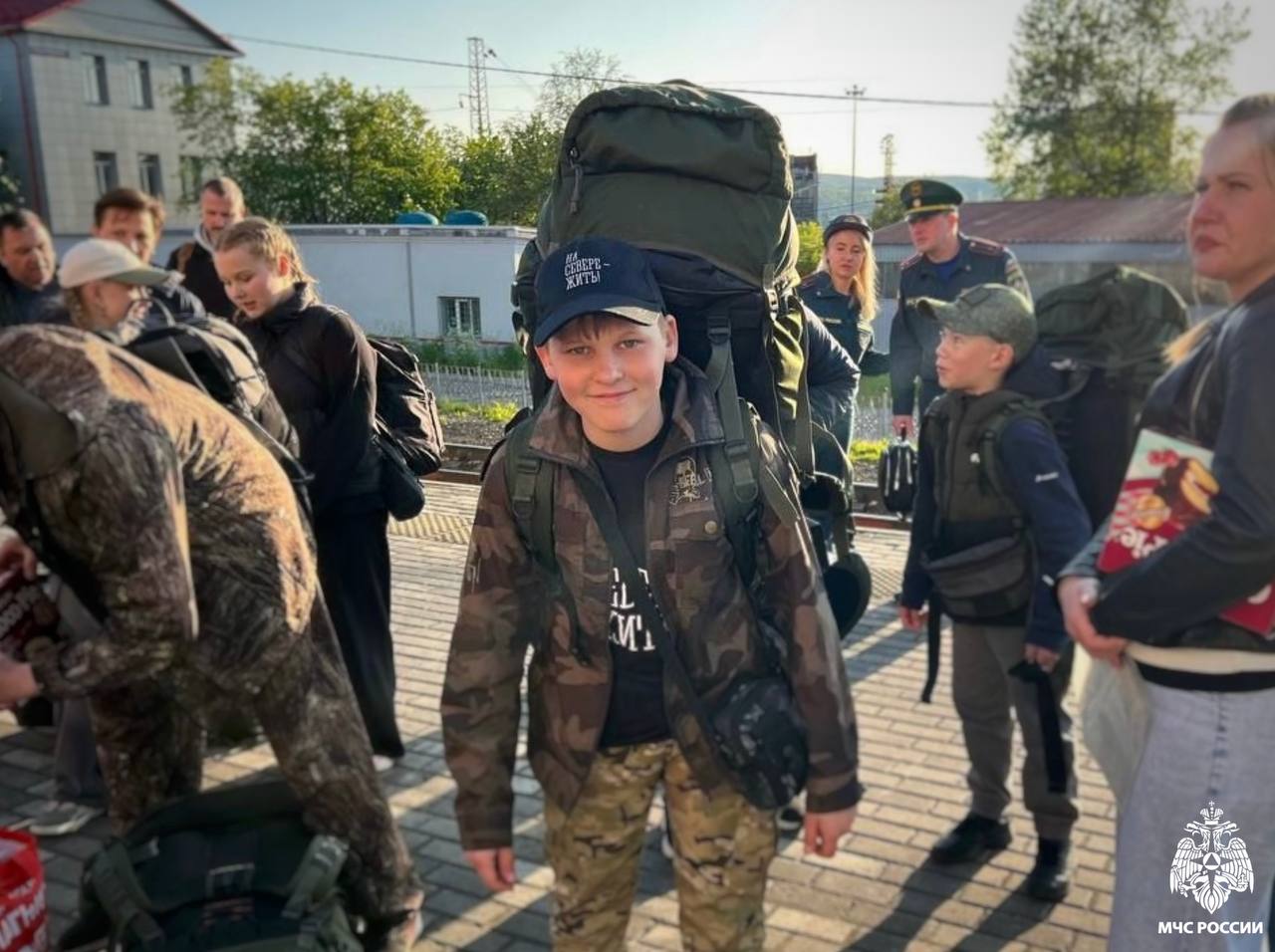 Вперёд, за победой: сотрудники #МЧСМурманск проводили юных участников Межрегиональных соревнований С 27 июня по 03 июля на лыжной базе «Салют» в д. Сывороткино Великоустюгского муниципального округа Вологодской области пройдут XXVII Межрегиональные соревнования «Школа безопасности». За право называться лучшими среди команд Северо-Западного федерального округа от Мурманской области будут бороться две сборные команды: младшей возрастной группы 13-14-ти лет и старшей возрастной группы 15-17-ти лет. «Мы уверены, что ребята достойно представят Мурманскую область, настрой у них боевой! Подобные соревнования - хороший способ попробовать свои силы, получить новый опыт и впечатления. Ждём ребят с отличными результатами дома!», - напутствовала главный специалист управления гражданской обороны и защиты населения #МЧСМурманск Елизавета Купрацевич. Удачи, ребята! Мы в вас верим!