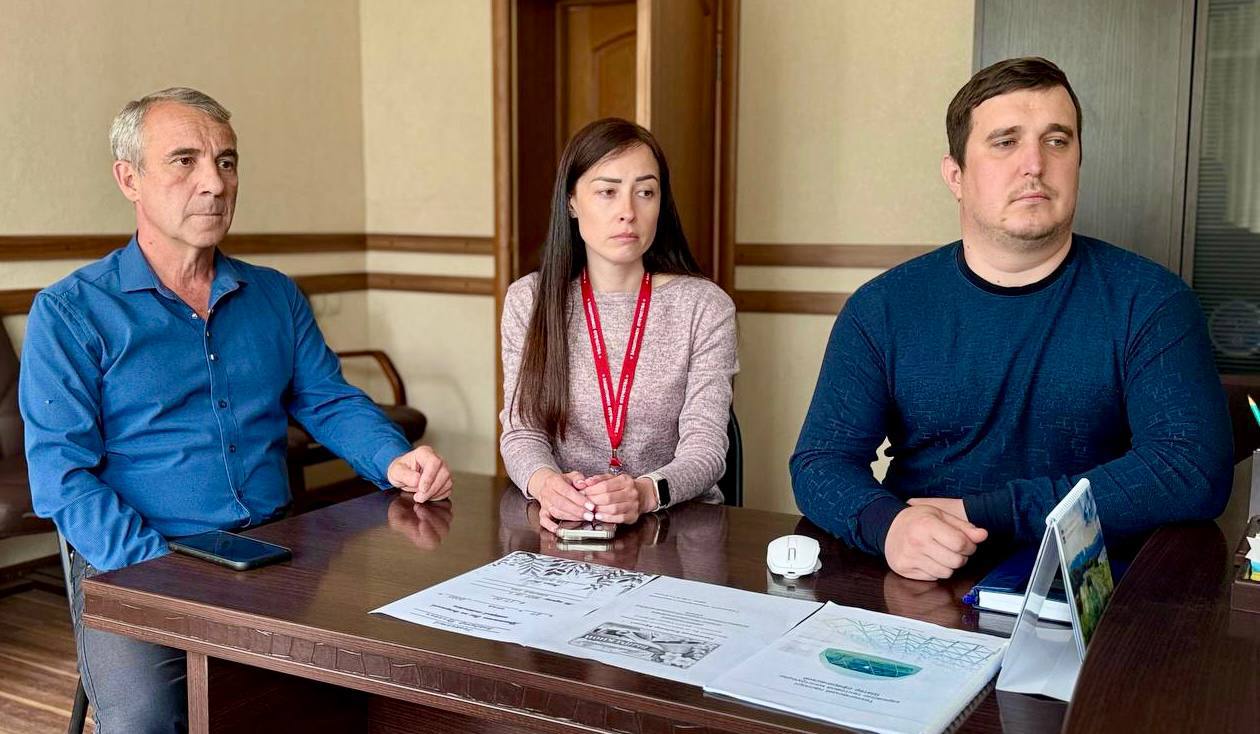 В посёлке Ключи прошла мотивационная встреча с уволенными участниками специальной военной операции по вопросам социальной адаптации и ресоциализации, санаторно-курортного лечения и реабилитации В мероприятии приняли участие ветераны из посёлков Козыревск и Усть-Камчатск, чтобы узнать о доступных мерах поддержки. С приветственным словом к участникам мероприятия выступил заместитель главы Усть-Камчатского округа Дмитрий Териков. В своём обращении он подчеркнул значимость поддержки ветеранов и выразил готовность администрации помогать в решении вопросов защитников. Клавдия Аминова, руководитель клиентской службы Отделения пенсионного Фонда в Усть-Камчатском округе, подробно объяснила, как оформить санаторно-курортное лечение, и ответила на вопросы участников встречи. Наталья Кабачек, социальный координатор филиала Фонда «Защитники Отечества» в Камчатском крае, рассказала о программах реабилитации и важности восстановления здоровья для ветеранов. #ЗащитникиОтечества #Камчатка