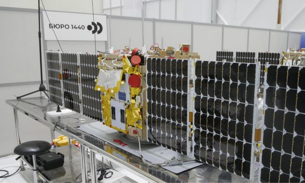 Русский Starlink не взлетел   Запуск первых 16 низкоорбитальных спутников Бюро 1440 ИКС Холдинг запланированный на 2025 год так и не состоялся И как сообщают источники на космическом рынке срыв сроков может быть связан с тем что не удалось вовремя произвести нужное количество аппаратов Замглавы Минцифры на заседании общественного совета при министерстве в декабре 2025 года отчитывался что Бюро 1440 всё же создало положенные 16 аппаратов Но почему их запуск был отложен на 2026 год чиновник так и не сообщил В паспорте федпроекта Инфраструктура доступа в интернет указано что  первые 16 спутников следует запустить в 2025 м  в 2026 году их должно стать уже 156  в 2027 м 292  а в 2028 м 318 При этом согласно отчету Минфина по итогам 2025 года были освоены все 100 средств выделенных на упомянутый выше федеральный проект Да и в Бюро 1440 говорят что всё идет по плану Мы двигаемся в соответствии с целевыми сроками проекта Информацию об этапах развертывания группировки мы будем предоставлять по мере их прохождения однако точные даты запусков и остальная чувствительная информация не подлежат разглашению Хотя не по плану было еще весной в конце мая Бюро 1440 попросило скорректировать целевые показатели по количеству функционирующих космических аппаратов поскольку может получить отказ в льготном кредитовании Виновата оказалась высокая ключевая ставка ЦБ Собственно говоря тогда компания попросила скорректировать показатели как минимум на 2025 год снизив количество функционирующих аппаратов с 18 до 16 В Минцифре уверяли что на итоговых результатах это не скажется но теперь в это верится с трудом   МашТех