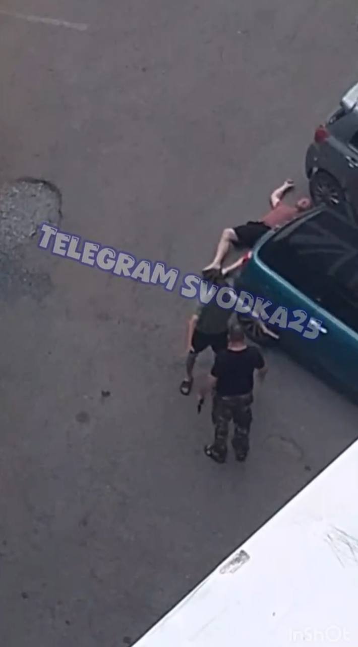 Уличный бой во Владивостоке не остался без внимания полиции Во дворе дома на Часовитина мужчины устроили драку. Со слов очевидцев, один из участников конфликта ударил другого предметом, похожим на пистолет, из-за чего оппонент «отключился». Полиция проводит проверку. Фото: svodka25