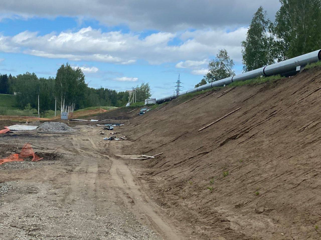 В Новосибирской области возбуждено уголовное дело о мошенничестве при строительстве котельной   Установлено, что в мае 2023 г. между МУП  «Комбинат бытовых услуг» и ООО «КапСтройГрупп» заключен контракт на выполнение работ по строительству котельной «Восточная» на территории города стоимостью 1,5 млрд рублей.  В установленный контрактом срок обязательства подрядчиком не исполнены. Проверка показала, что денежные средства расходовались подрядчиком не по целевому назначению, в отступление от проекта закупалось более дешевое оборудование, размер причиненного муниципальному предприятию составил не менее 108 млн рублей.  В настоящее время один из руководителей подрядчика этапирован из г. Москва в г. Бердск, где ему избрана мера пресечения в виде заключения под стражу.   1  1  1  Отправить новость