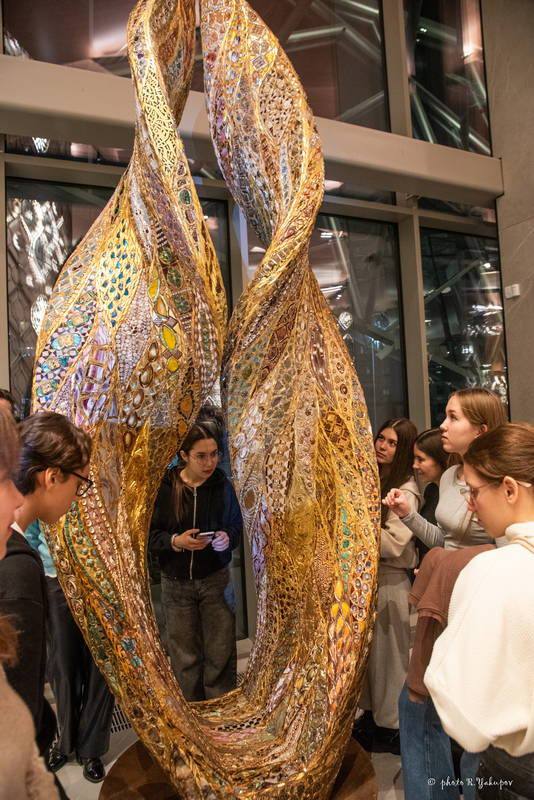 Казанский стендап комик Артур Шамгунов хотел арендовать зал в старом здании театра Камала но ему отказали из за его шуток Мужчина прикрепил фотографию скульптуры Самрух которая теперь стоит в новом здании театра Он иронично отметил что итальянский монументалист Марко Бравура сделал для фойе культурного учреждения арт объект двусмысленной формы Мне отказали в аренде театра имени Камала потому что у меня пошлые шутки и я иногда матерюсь написал Шамгунов Фото пресс служба минкульта РТ inkazanischa теперь и в МАХ