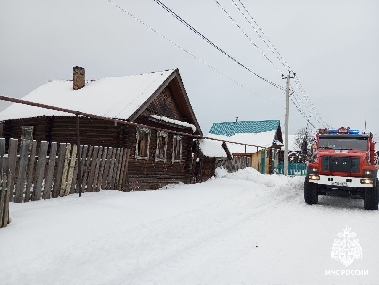 Мужчина погиб на пожаре в Удмуртии  Трагедия произошла в п. Кизнер сегодня днем. Возгорание произошло в одноэтажном деревянном доме. К сожалению, прибывшие огнеборцы обнаружили у дверей при выходе из дома 64-летнего мужчину без признаков жизни. Он надышался едкого дыма и не успел спастись.   Установлено, что погибший топил печь, она была неисправна, имела множество трещин. Скорее всего это и послужило причиной пожара.   МЧС России напоминает:   вовремя замазывай трещины на печи;  не используй при топке горючие жидкости и не перекаливай её;  мебель и различные предметы размещай на расстояние 70 см от печи;  регулярно убирай золу и очищай от сажи дымоход;  установи предтопочный металлический лист размером 50 на 70 см.