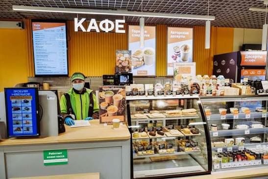 Вкусвилл запустит сеть придорожных кафе Вкусвилл в пути это уже второй подобный проект у компании первый завершился на этапе тестирования пишет Shopper s Первая точка откроется на Минском шоссе в подмосковной деревне Ликино Рядом расположены заправка Роснефти фастфуд Вкусно и точка Rostic s и кафе Помпончик В ассортименте заведения будут классические позиции из кулинарии и кафе Вкусвилла а также некоторые позиции товаров в дорогу Точка в Ликино начнёт работу ближе к концу ноября других подробностей в компании не раскрыли Ранее Вкусвилл тестировал похожую концепцию с владивостокской сетью Coffee Machine Кафе назывались Бодрю в ассортименте были кофе сендвичи и десерты После тестирования проект решили закрыть сейчас юрлицо сети находится в процессе ликвидации