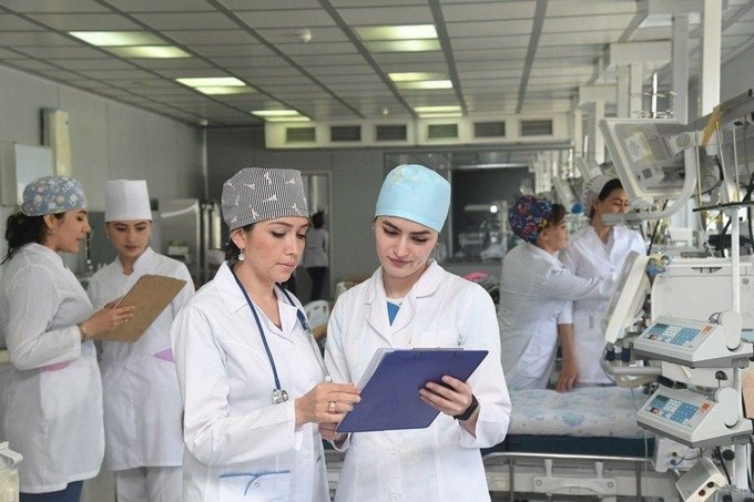 Узбекистанцы получат право выбирать частных семейных врачей Также будет утвержден гарантированный пакет медпомощи, в рамках которого все услуги и лекарства будут покрываться из бюджета. Президент анонсировал наем дополнительных специалистов, а также перевод всех медработников первичного уровня на полную ставку. Кроме того, планируется повысить зарплату семейных врачей до эквивалента $500, вспомогательного медперсонала — до $300. Им будут выплачивать надбавки за квалификационные сертификаты, а также за работу по ранней диагностике хронических болезней.