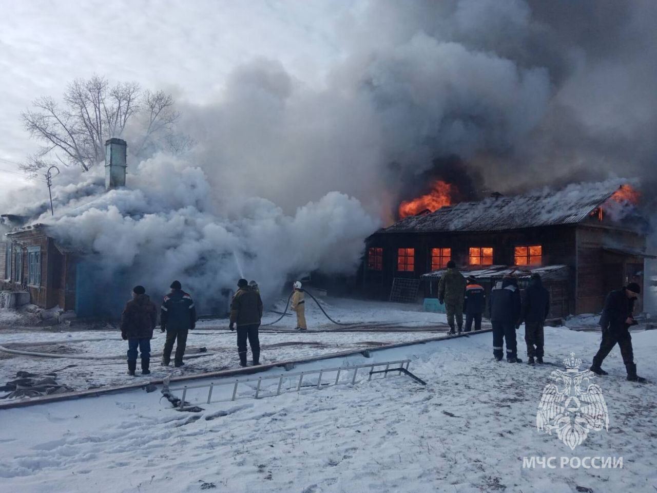 Школа загорелась сегодня днем в поселке Бырка Оловяннинского района  В тушении задействованы 15 человек и 4 единицы техники пожарных частей ГУ «Забайкалпожспас».  По данным МЧС, учебный процесс на момент пожара не проводился.