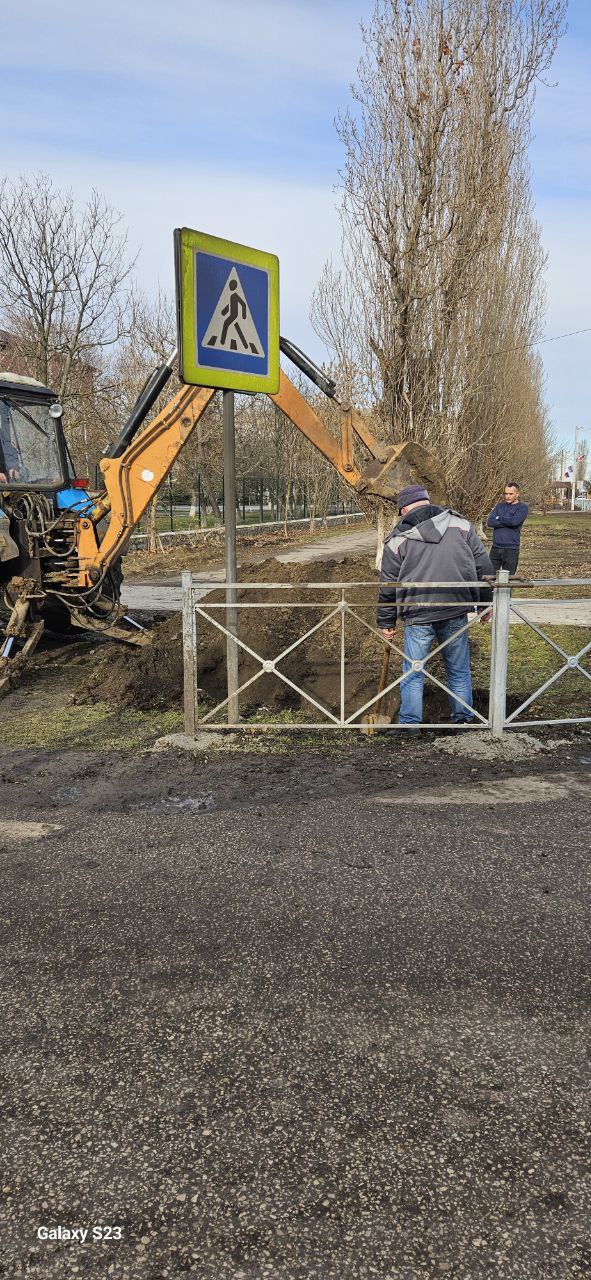 ‼ В Геническе сотрудники "Херсонгаза" проведут поквартирный обход для осуществления пуска газа   "На данный момент проводятся аварийно-восстановительные работы. Просьба ко всем жителям, которые временно остаются без газоснабжения, после 16:00 по возможности находиться дома", — сказали в администрации Генического округа.  Ранее сообщалось, что в результате повреждения газопровода среднего давления в Геническе без газоснабжения остаются 2 500 человек.    ПОДПИСАТЬСЯ НА ТАВРИЮ