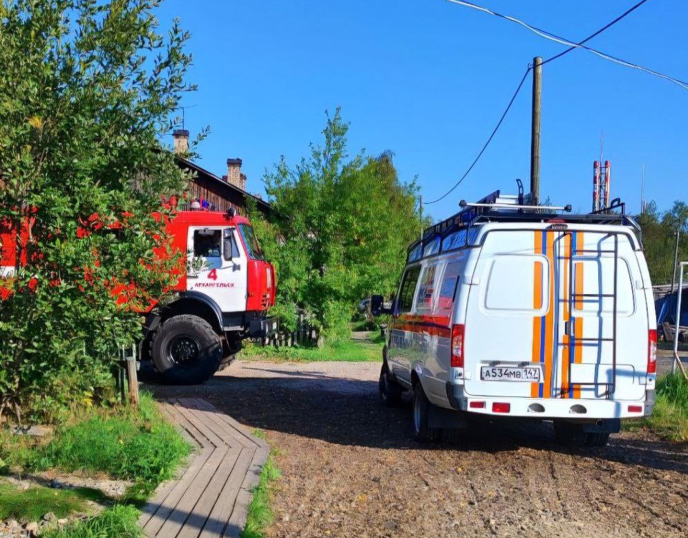 В Архангельске на улице Маслова у деревянного дома подломились сваи  Сегодня утром в МЧС поступило сообщение о подвижках свайного поля в деревянном жилом доме в Архангельске по улице Маслова, 14, корпус 2.  На место происшествия выехали специалисты. Пожарные эвакуировали из второго подъезда 7 человек, из них 2 ребёнка. Остальные люди вышли самостоятельно.  Пострадавших нет.  Фото: МЧС