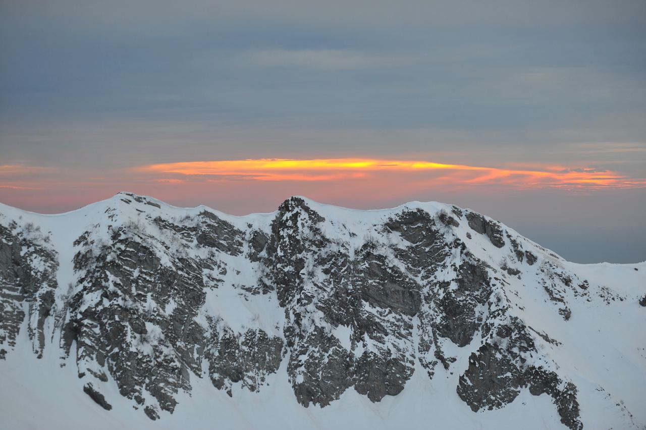 Сочи готовится к приему туристов на новогодние праздники Ожидается что на каникулах курорт посетит до 480 тысяч туристов МТС в канун праздников завершила технические работы на важных туристических объектах в международном аэропорту Адлера и на железнодорожном направлении в сторону Большого Сочи Увеличилась пропускная способность сетей заработала сеть на сложных для покрытия участках жд дороги улучшена связь в тоннелях в сторону Красной поляны Впервые мобильная связь и интернет появились в малых населенных пунктах Большого Сочи в сёлах Верхнее Учдере и Ермоловка Цифровизация сёл прошла в рамках устранения цифрового неравенства