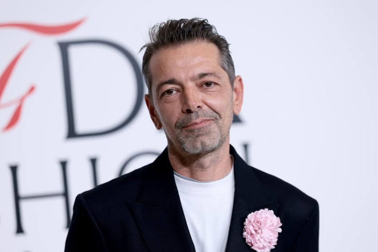 Питер Мюлье новый креативный директор Versace Он сменил на этом посту Дарио Витале который возглавлял креативное направление модного дома всего несколько месяцев В 2021 году Мюлье был назначен креативным директором Alaïa он также сотрудничал с Raf Simons Jil Sander Dior и Calvin Klein Дизайнер приступит к работе 1 июля а его первое шоу для бренда может состояться уже в сентябре кадровые перестановки theblueprintcareer