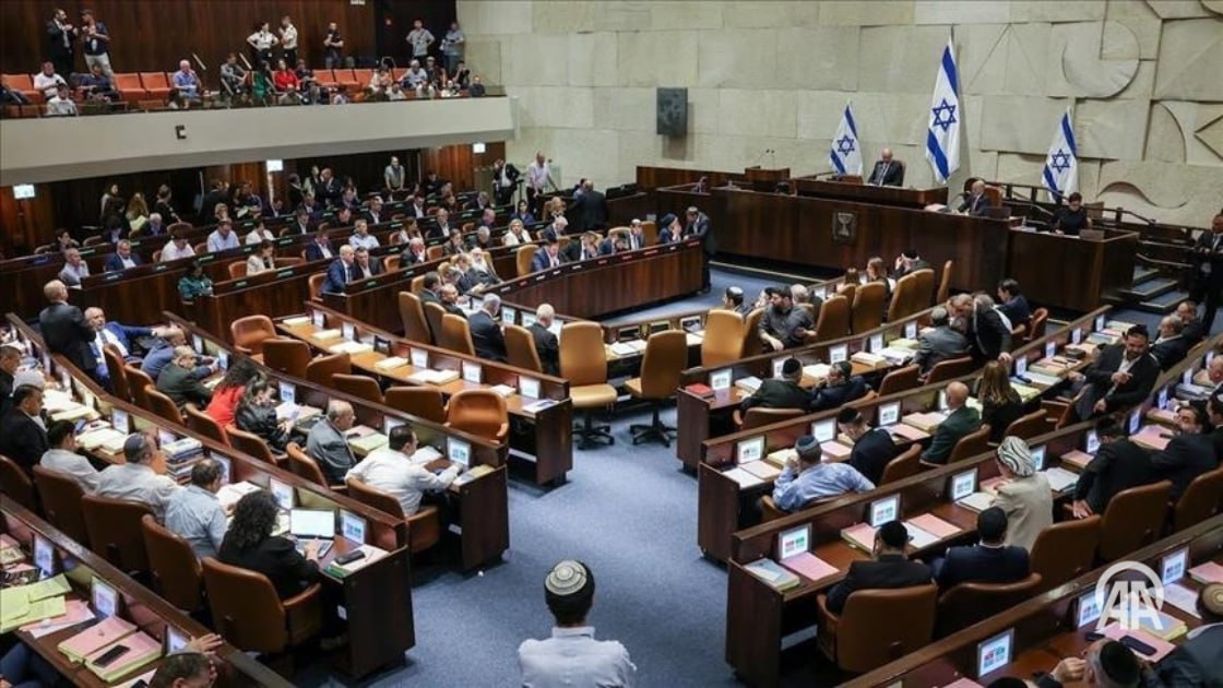 Кнессет Израиля в первом чтении одобрил законопроект о смертной казни для палестинских заключенных По данным государственного телеканала KAN за инициативу проголосовали 39 депутатов из 120 против 16 Министр национальной безопасности Итамар Бен Гвир приветствовал итоги голосования Оцма Йехудит партия Еврейская сила под руководством Бен Гвира продолжает творить историю Мы обещали и выполнили Закон о смертной казни для террористов принят в первом чтении написал политик в социальной сети американской компании Х Ранее Бен Гвир неоднократно призывал к принятию такого закона На прошлой неделе профильный комитет Кнессета по национальной безопасности одобрил документ открыв путь к его рассмотрению в парламенте Для вступления в силу законопроект должен пройти еще два чтения 24 7 в сутки с Агентством Анадолу