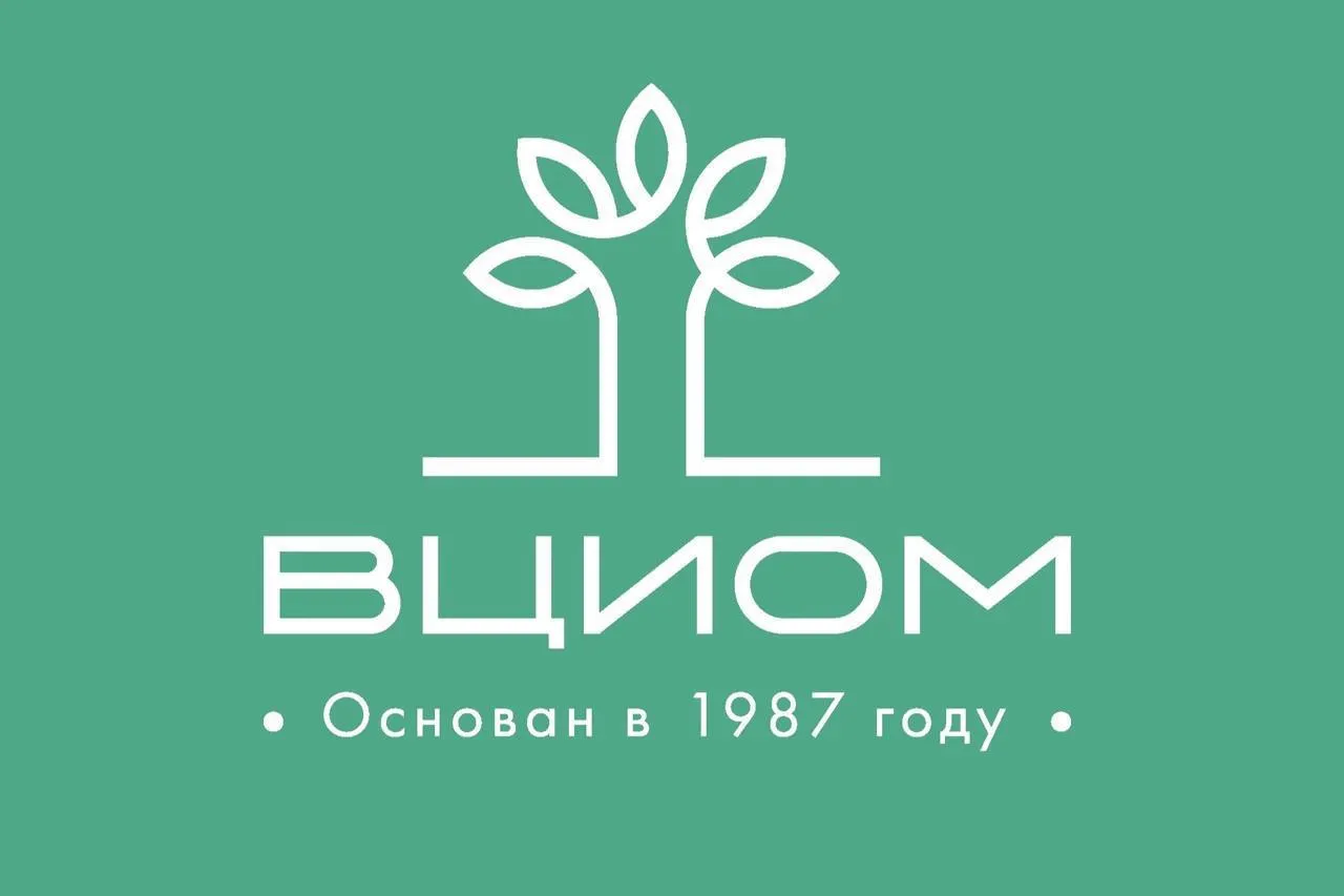 Следующие рейтинги парламентских партий представил сегодня ВЦИОМ Единая Россия 31 2 КПРФ 11 9 ЛДПР 11 6 Новые люди 9 1 СРЗП 4 2 По сравнению с предыдущим опросом расстановка сил перед выборами в Думу изменилась ВЦИОМ объясняет это изменением методологии В связи с ограничениями мобильной связи затрудняющими оперативный охват основных групп населения в требуемых пропорциях с мая 2026 года данные по результатам ряда инициативных всероссийских опросов представляются по комбинированной выборке 50 телефонных интервью по технологии Спутник и 50 по маршрутной выборке предельная погрешность 2 5 сообщили в исследовательском центре Тем самым несколько нивелировался разрыв между замерами ВЦИОМ и ФОМ последний как известно практикует только поквартирный обход респондентов что так или иначе влияет на результат