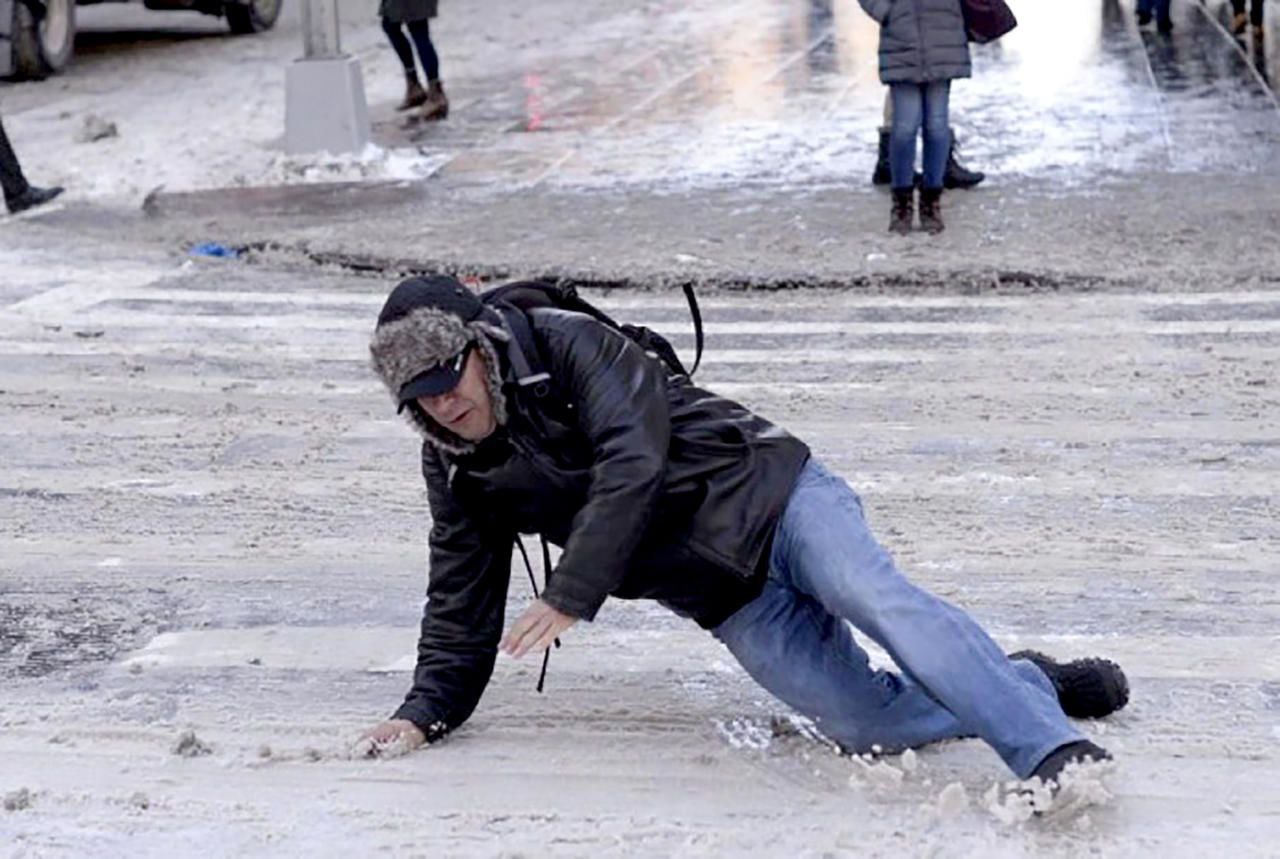 Гололёд отправил сотни кишинёвцев в травмпункт Институт скорой помощи в Кишинёве столкнулся вчера с резким наплывом пациентов из за непогоды и сильного гололёда Большинство обращений связаны с травмами полученными на скользких улицах В медучреждении отмечают что ситуация остаётся напряжённой зал ожидания переполнен поток пострадавших не уменьшается Врачи просят граждан у которых нет неотложных медико хирургических состояний по возможности отложить визит чтобы специалисты могли оперативно помочь пациентам в тяжёлом состоянии MIR24MOLDOVA Подпишись