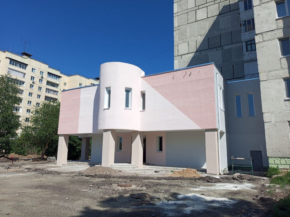 В Красноярском крае продолжается капремонт Зеленогорского ЗАГСа В региональном Агентстве ЗАГС рассказали, что уже выполнена половина работ - обновили фасад здания, отремонтировали крышу, заменили все окна, систему отопления и электропроводку. На втором этаже, в кабинетной части, сделаны все чистовые работы. Помимо этого, сейчас преображается и территория, прилегающая к ЗАГСу. В 2025 году там проводится благоустройство. краевое Агентство ЗАГС
