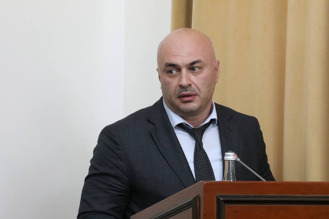 В Дагестане усилят контроль за очисткой сельхозземель от пленки после сбора урожая Поручение усилить работу в рамках заседания Комиссии по противодействию незаконному обороту промпродукции озвучил Председатель Правительства Дагестана Абдулмуслим Абдулмуслимов. Он поручил Минсельхозпроду РД передать информацию в Россельхознадзор о том, какие площади и в каких районах республики находятся под пленками в связи с посадкой бахчевых и овощей. Надзорное ведомство обеспечит контроль за тем, чтобы аграрии не оставляли пленку после сбора урожая на полях, что приводит к загрязнению почв. «На прошлой неделе мы совершали облет Северной зоны республики, - у нас очень большие площади сейчас под пленкой. Это Кизлярский, Бабаюртовский, Тарумовский районы в первую очередь. Урон землям не должен быть нанесен, аграрии должны добросовестно очистить землю после сбора» - сказал премьер-министр РД. В свою очередь, руководитель Управления Россельхознадзора по РД Рамазан Рамазанов отметил, что в прошлом году усилиями ведомства были выявлены более 1000 га с неубранной пленкой. В отношении собственников и арендаторов земель были выданы предписания, они привлечены к административной ответственности.