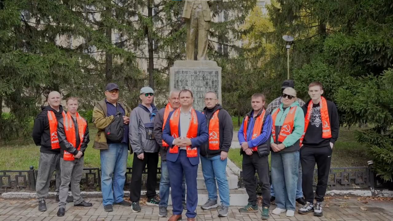 Свердловские коммунисты несут потери за неделю до губернаторских выборов Ячейка партии в Каменске Уральском во главе с лидером Борисом Идиатулиным заявила о прекращении деятельности и выходе всех членов из КПРФ По словам Идиатулина партия которой были отданы годы превратилась в семейный подряд и там где должны воспитываться новые кадры настоящие борцы за народное дело можно увидеть лишь дележ должностей между женой братом кумом и сватом кадр из видео во ВКонтакте