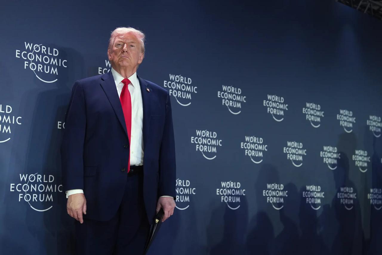 Трамп подал иск против JPMorgan и Джейми Даймона Хочет получить 5 млрд Дональд Трамп подал в суд на JPMorgan Chase и его главу Джейми Даймона Он требует 5 млрд и утверждает что банк избавился от него по политическим причинам По словам Трампа в начале 2021 года сразу после штурма Капитолия JPMorgan без объяснений закрыл его личные счета и счета связанных компаний пишет New York Post В иске сказано что JPMorgan дал лишь несколько недель чтобы вывести сотни миллионов долларов и не оставил возможности оспорить решение Адвокаты Трампа считают что банк нарушил собственные правила и нанес ему финансовый и репутационный ущерб Также утверждается что JPMorgan якобы внес Трампа и его бизнес в неофициальный черный список из за которого другие банки отказались с ним работать JPMorgan обвинения отверг В банке заявили что счета закрывают не по политическим причинам а из за юридических и регуляторных рисков и добавили что действующие правила часто вынуждают идти на такие шаги Подписывайтесь Телеграм ЧЕРЕДОВ Нью Йорк Youtube канал БЮРО