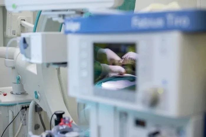 Более 5 тысяч жителей Красноярского края прошли обследование в новом Региональном эндоскопическом центре В амбулаторных условиях пациенты проходят диагностику желудка пищевода толстой кишки При необходимости здесь выполняются процедуры по удалению новообразований а также сложные эндоскопические исследования Как туда попасть   На обследование направляют врачи из поликлиник по месту жительства а также из краевой больницы Ранняя диагностика существенно повышает эффективность лечения Обнаружение рака на ранней стадии многократно увеличивает шансы на благоприятный исход что является одной из приоритетных задач нацпроекта Продолжительная и активная жизнь рассказал заведующий эндоскопическим центром Павел Жегалов Учреждение открылось в апреле текущего года На создание центра при поддержке губернатора Михаила Котюкова было выделено 317 6 млн рублей На эти средства закупили медицинское оборудование мебель и современную компьютерную технику отремонтировали помещения